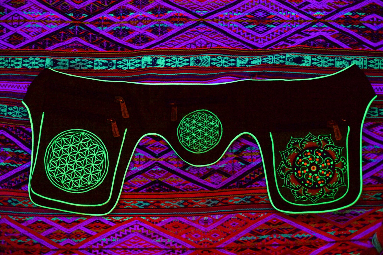 Beltbag Ticombe crop circle - 7 pockets strong ziplocks size adjustable - hook & loop and clip - blacklight active cosmic music goatrance